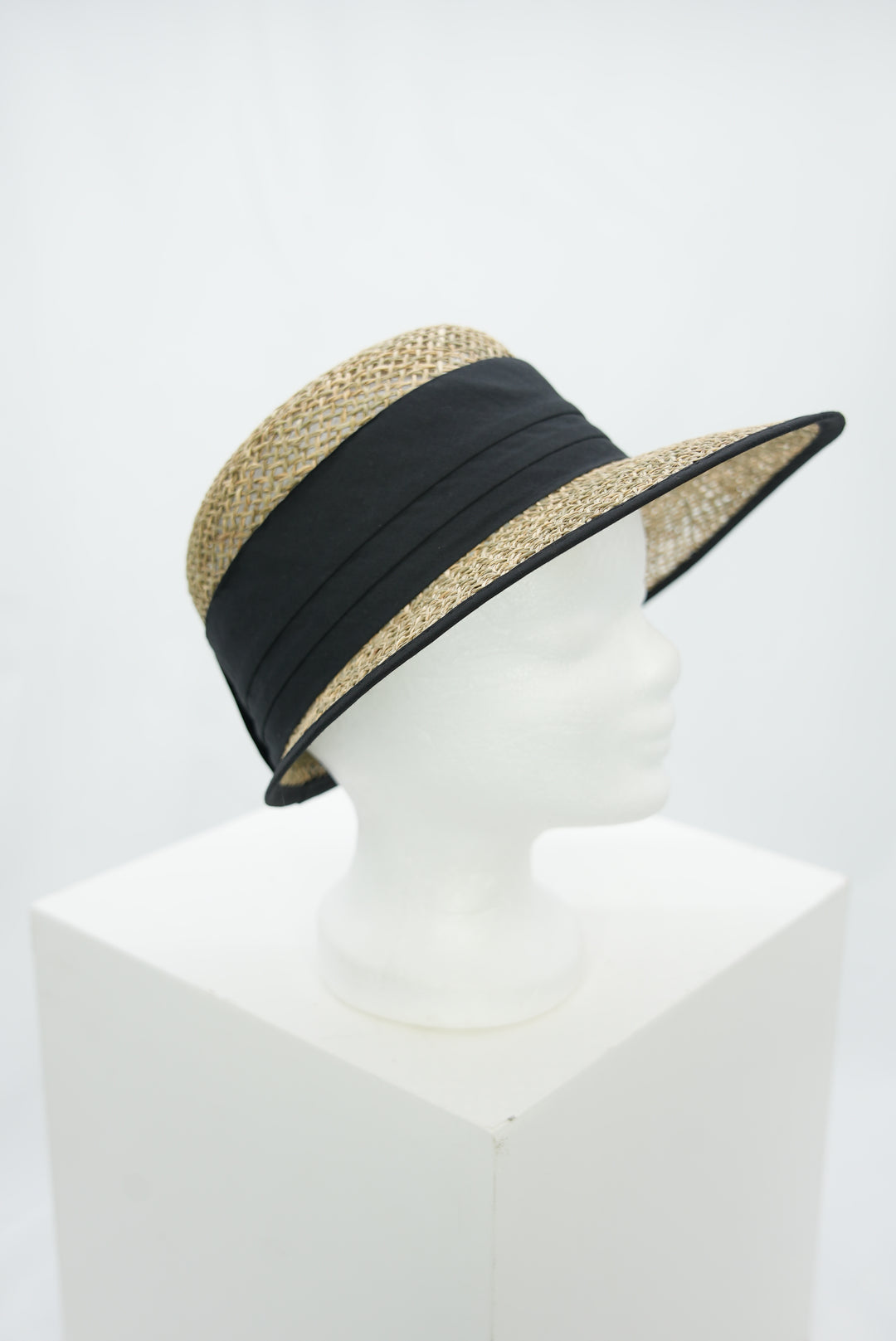 Strohschild mit schwarzem Band