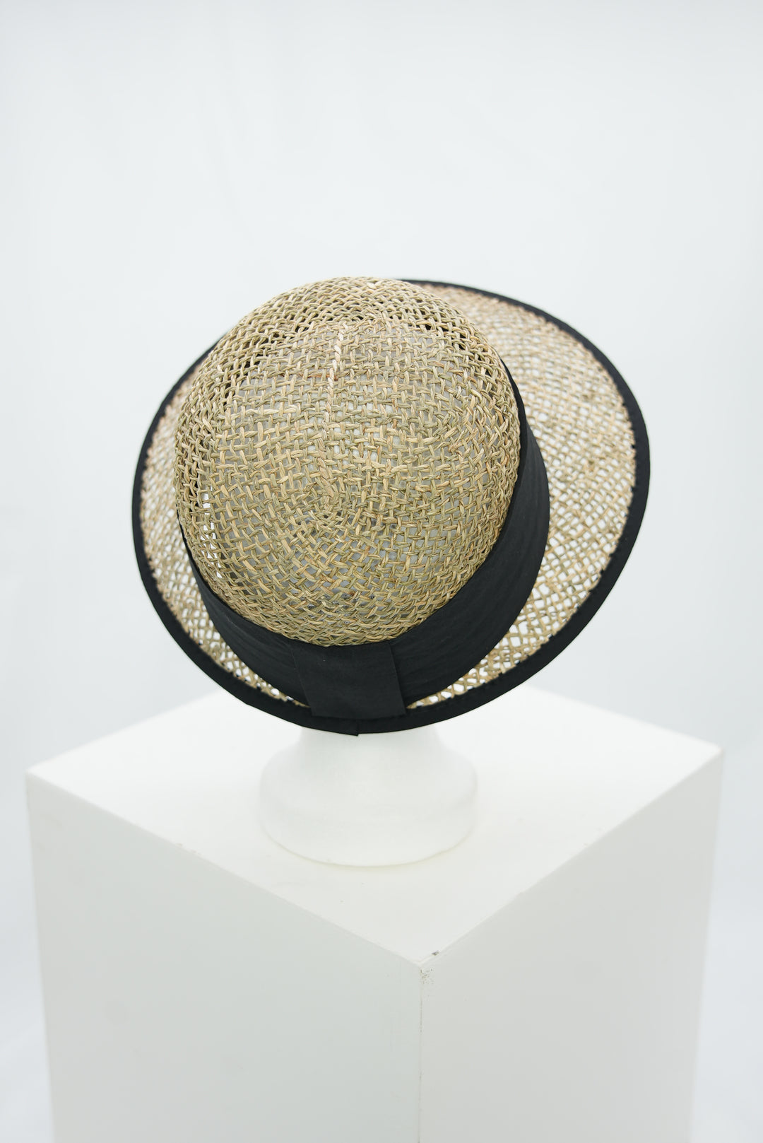 Strohschild mit schwarzem Band