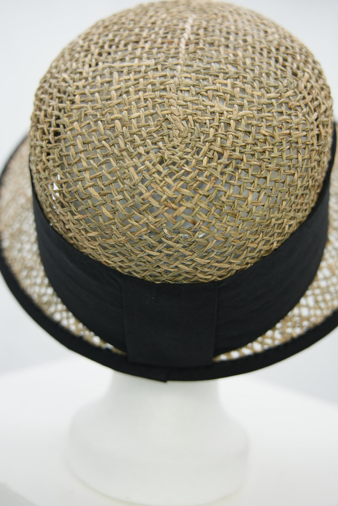 Strohschild mit schwarzem Band