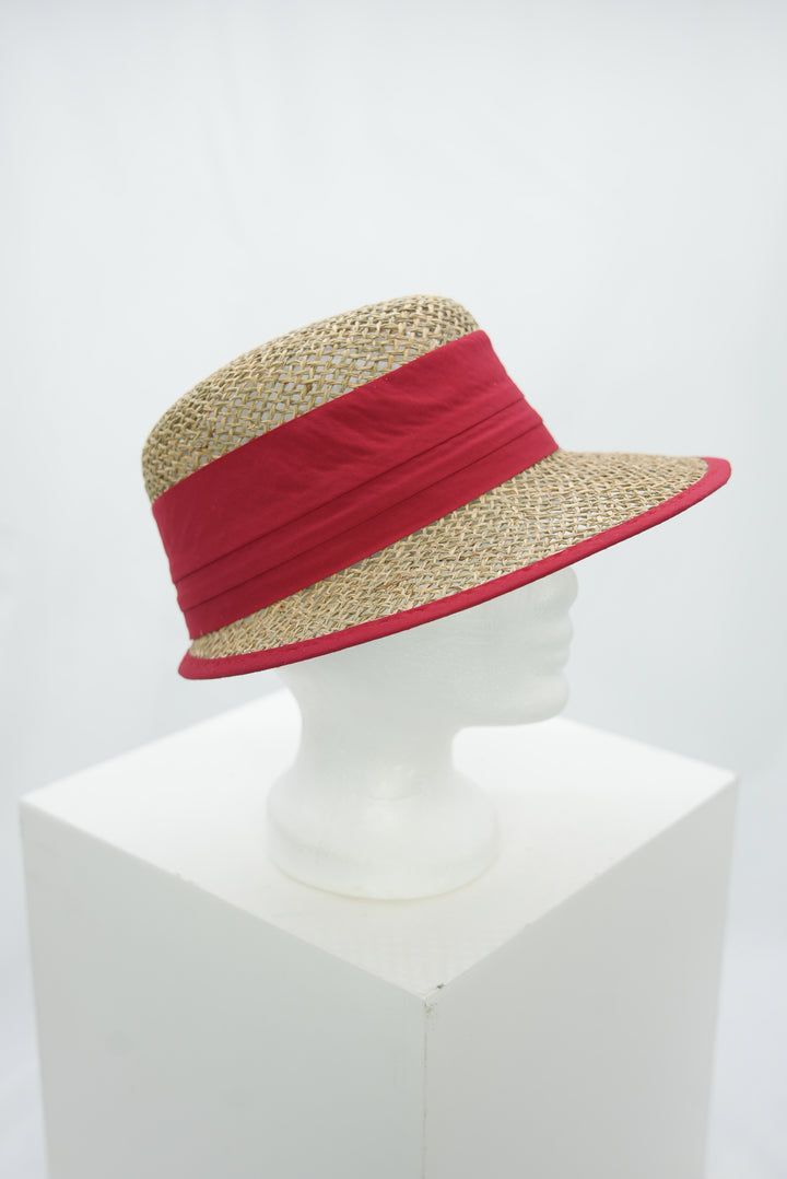 Strohschild mit rotem Band