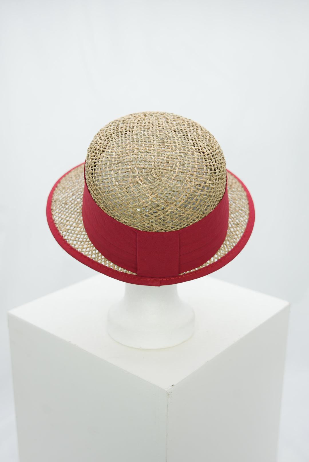 Strohschild mit rotem Band