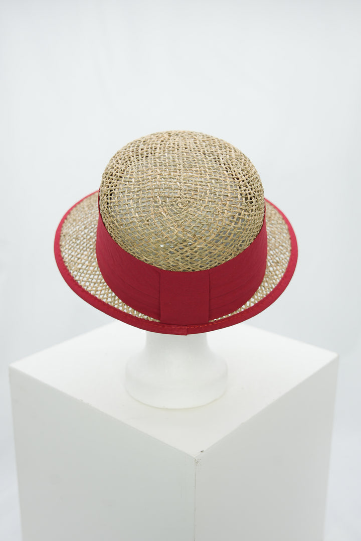 Strohschild mit rotem Band