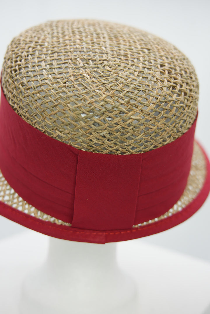 Strohschild mit rotem Band