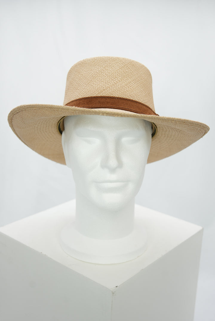 Panamahut mit hellbraunen Lederband