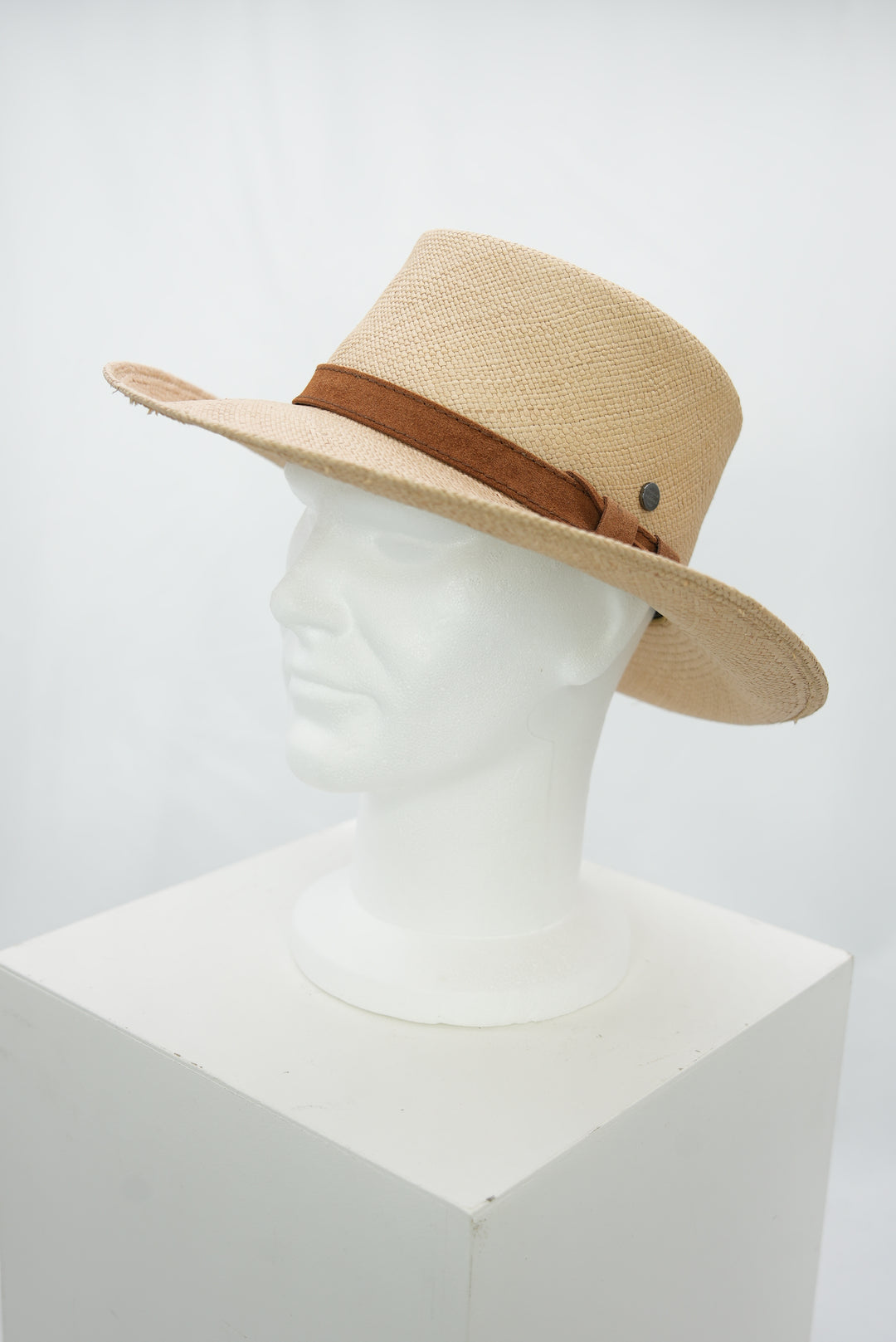 Panamahut mit hellbraunen Lederband