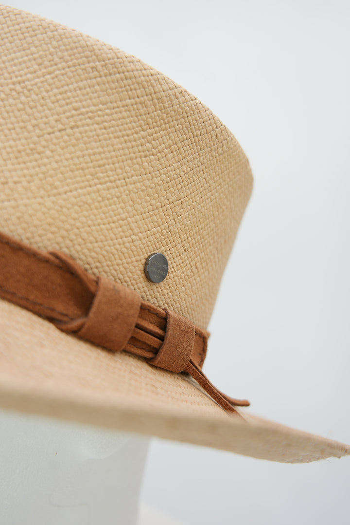 Panamahut mit hellbraunen Lederband