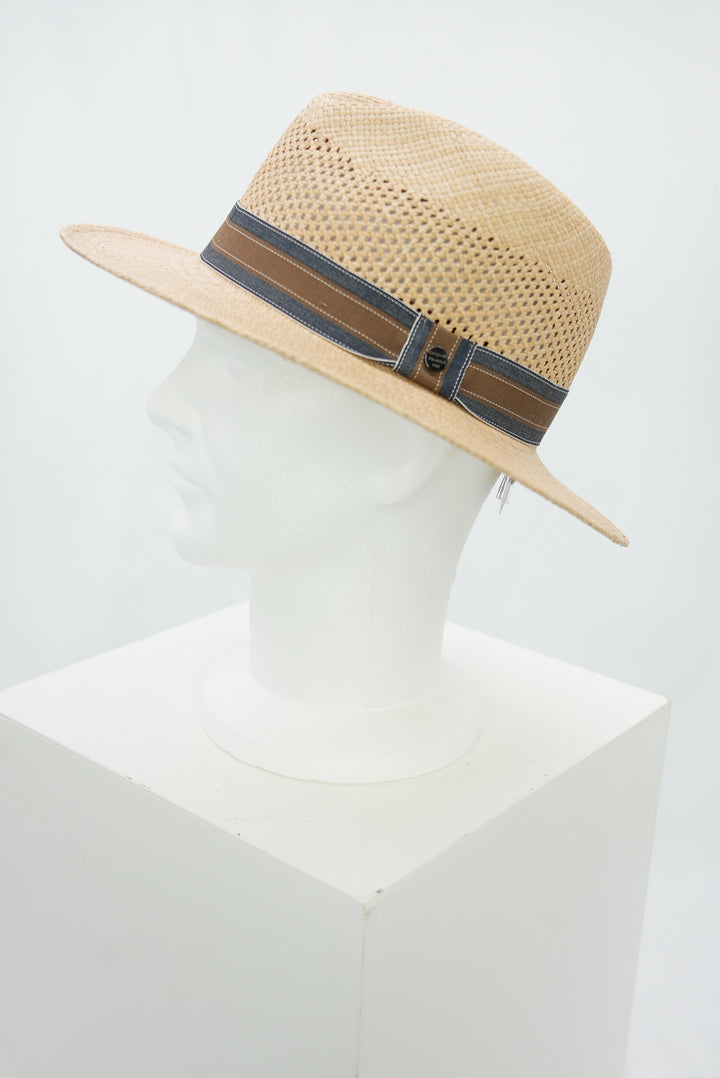 Panamahut mit Lochmuster und blau/braunem Band