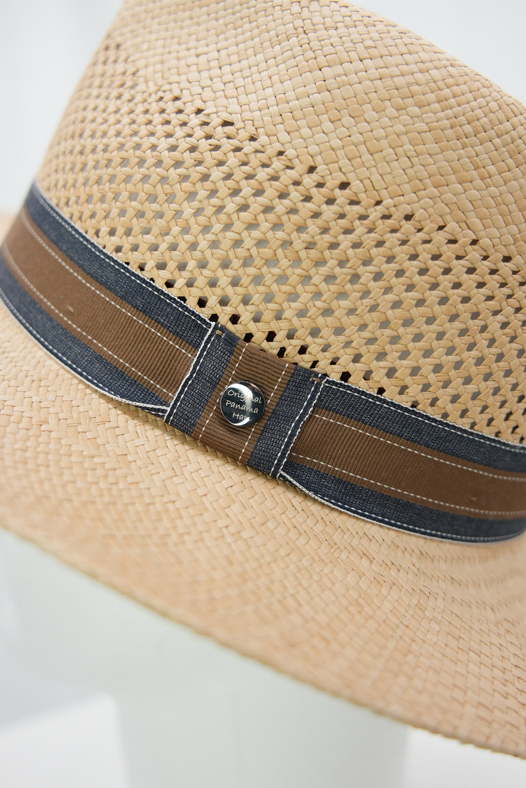 Panamahut mit Lochmuster und blau/braunem Band