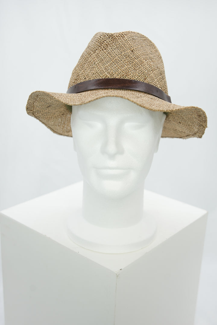 Strohhut mit braunem Lederband
