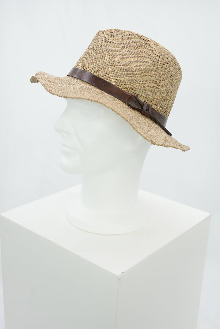 Strohhut mit braunem Lederband
