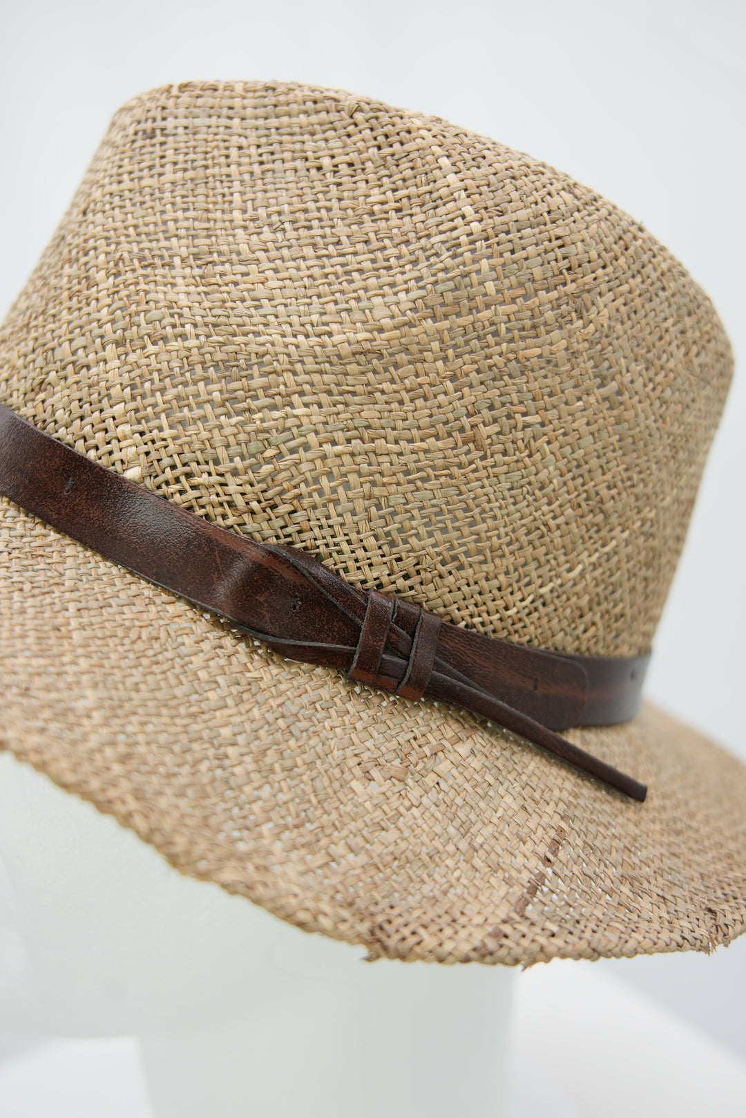 Strohhut mit braunem Lederband