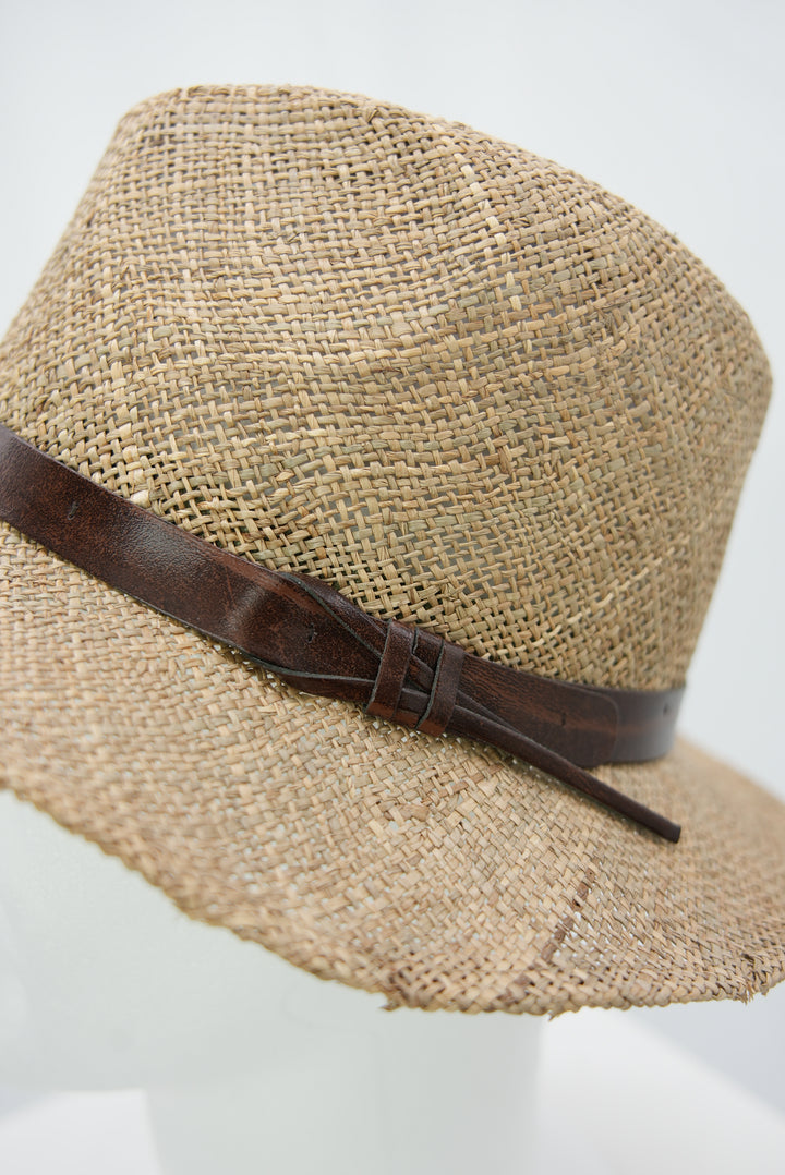 Strohhut mit braunem Lederband