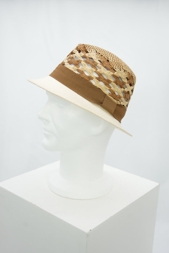 Strohhut mit Muster