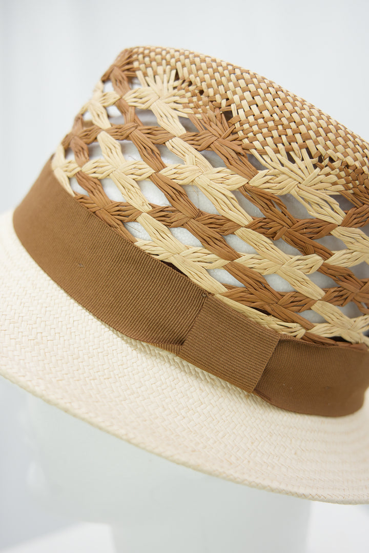Strohhut mit Muster