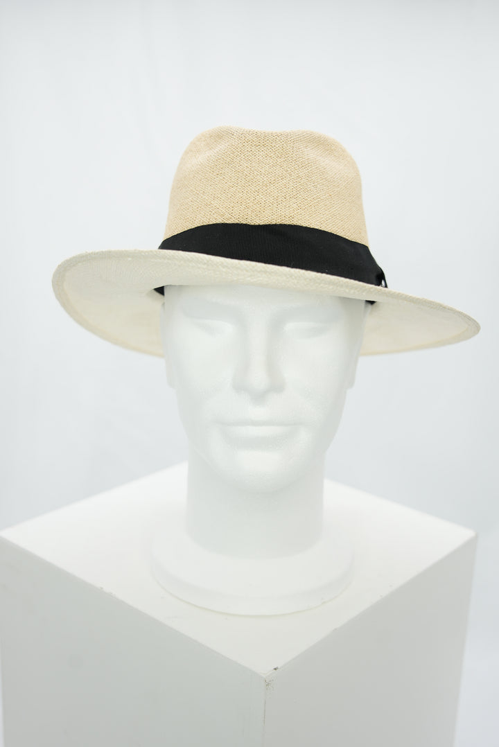 Panamahut mit dunklerer Hut Krone