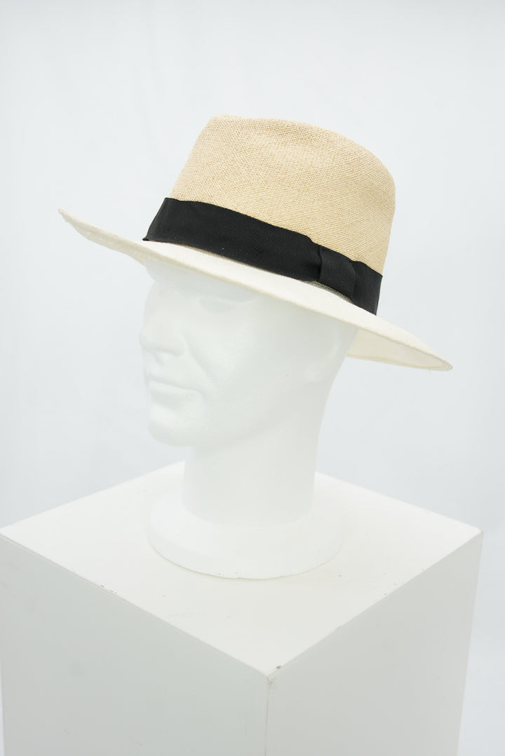 Panamahut mit dunklerer Hut Krone