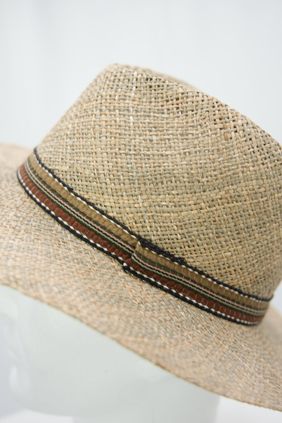 Strohhut mit Stoffband