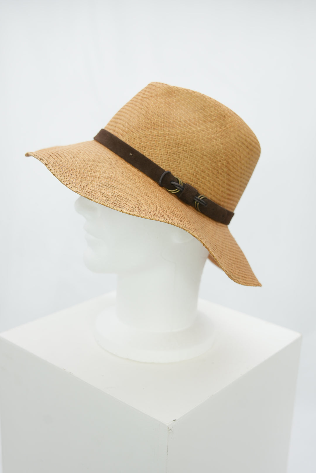 Panamahut in braun mit braunem Lederband