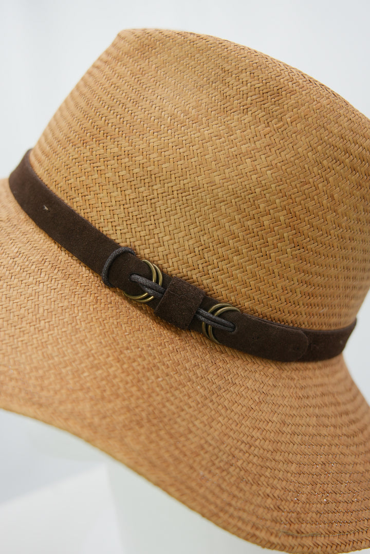 Panamahut in braun mit braunem Lederband