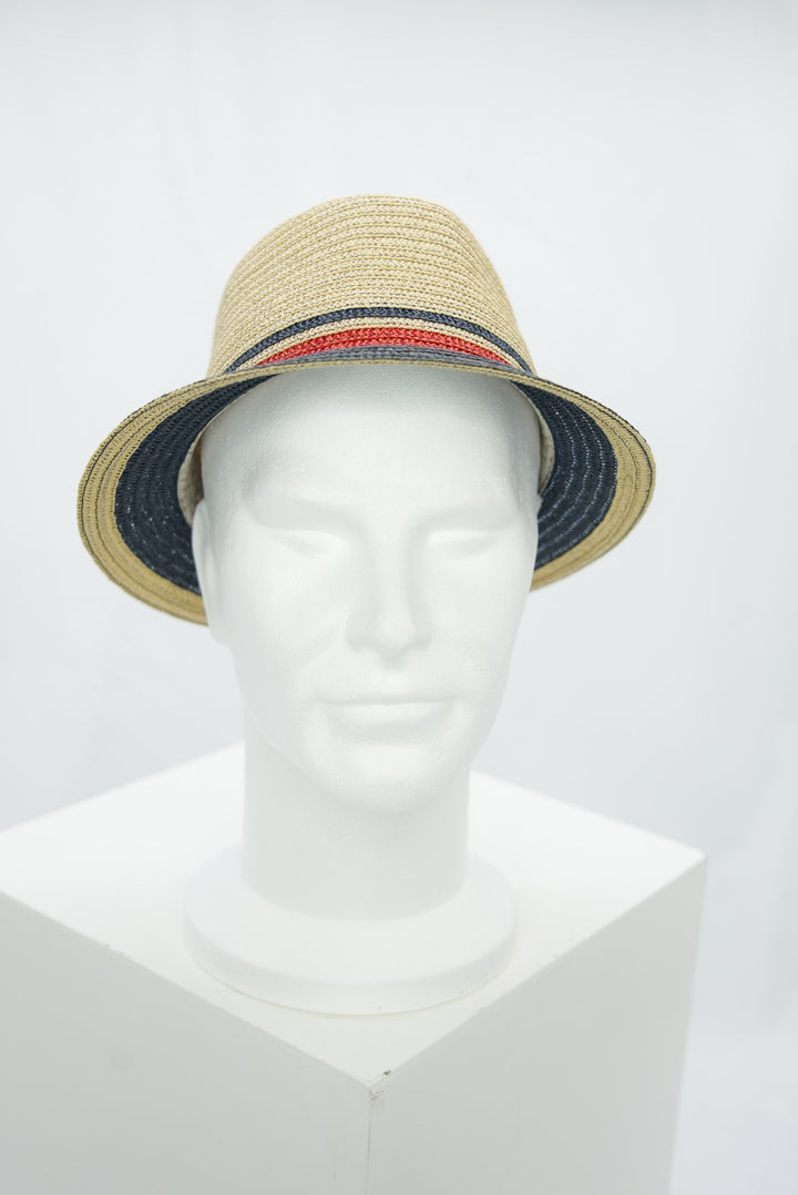 Strohhut mit dunkelblauer Krempe und rotem Akzent