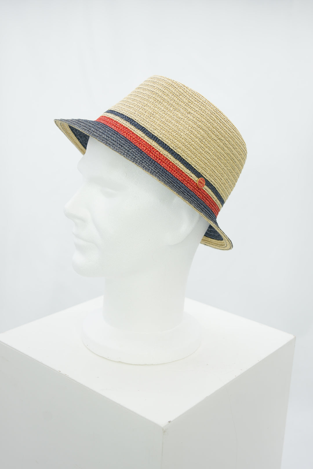 Strohhut mit dunkelblauer Krempe und rotem Akzent