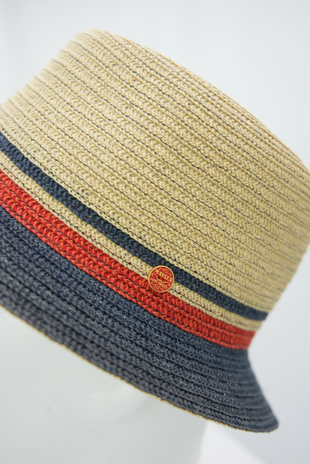 Strohhut mit dunkelblauer Krempe und rotem Akzent