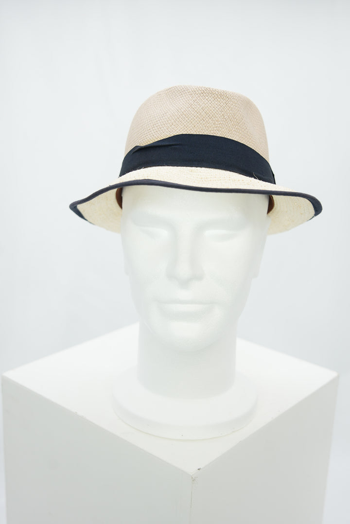 Panamahut mit dunkelblauem Band