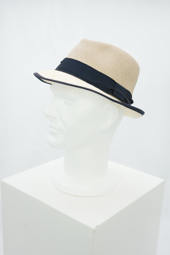 Panamahut mit dunkelblauem Band