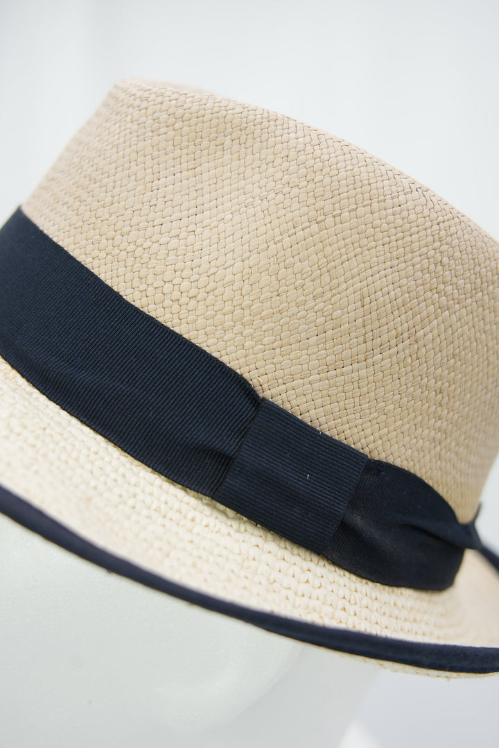 Panamahut mit dunkelblauem Band
