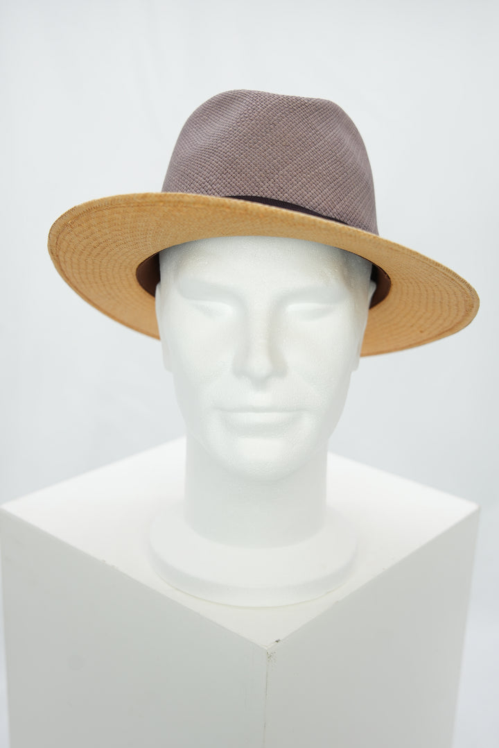 Panamahut mit lila Hutkrone