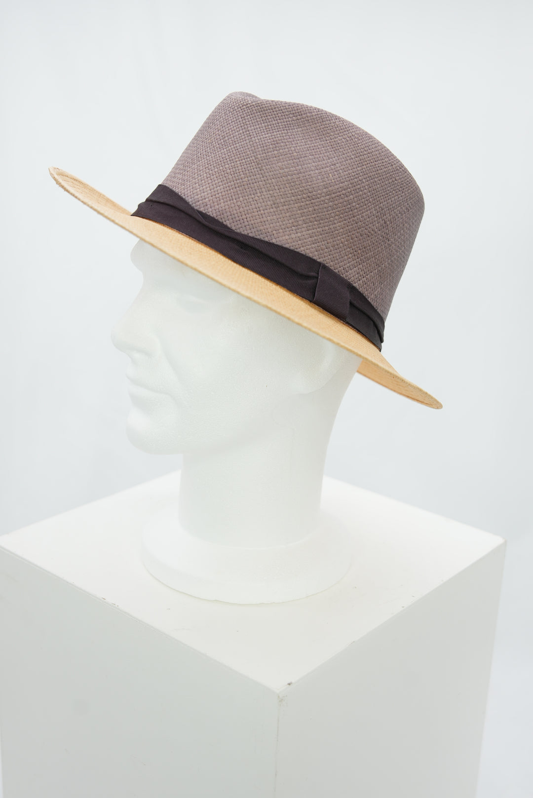 Panamahut mit lila Hutkrone