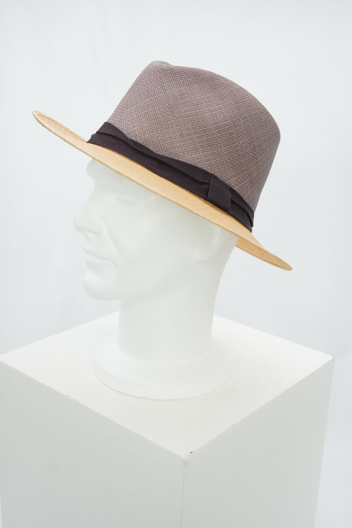 Panamahut mit lila Hutkrone