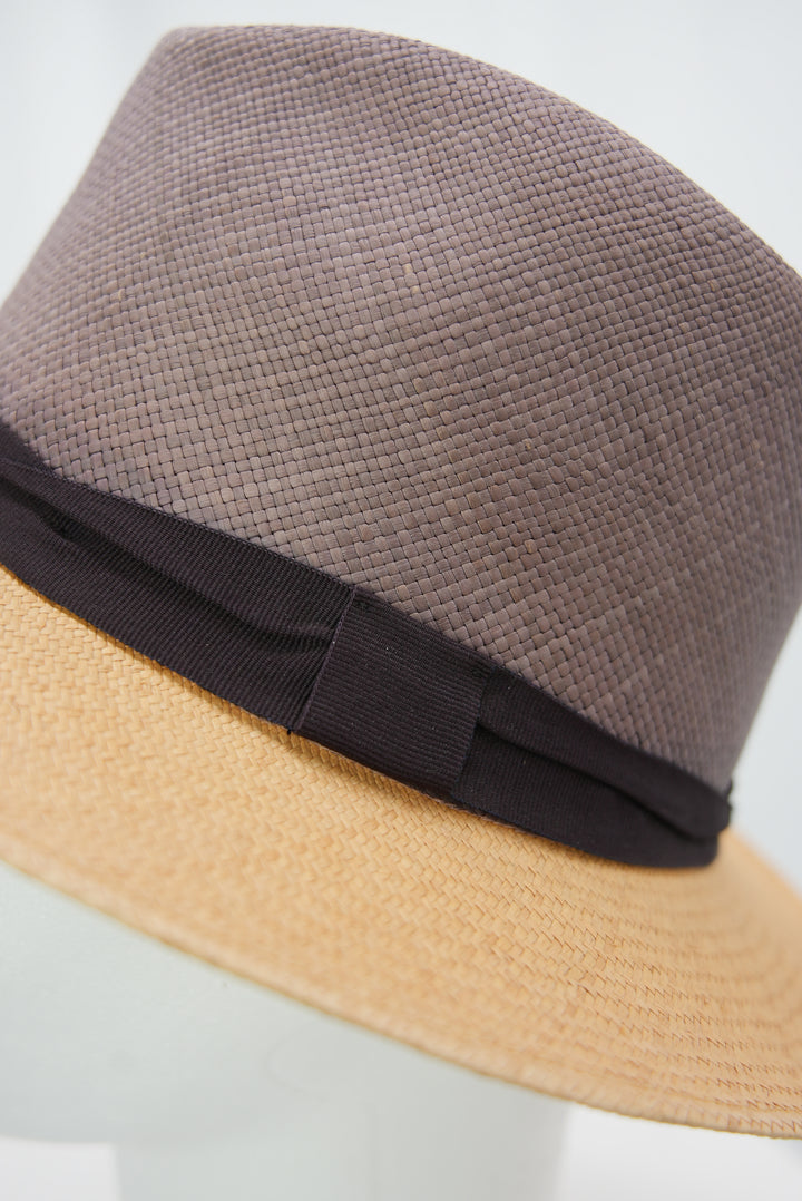 Panamahut mit lila Hutkrone