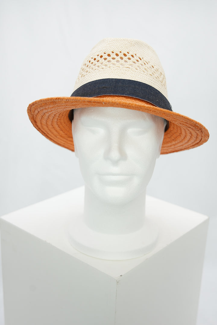 Strohhut mit orangener Krempe und Jeansband
