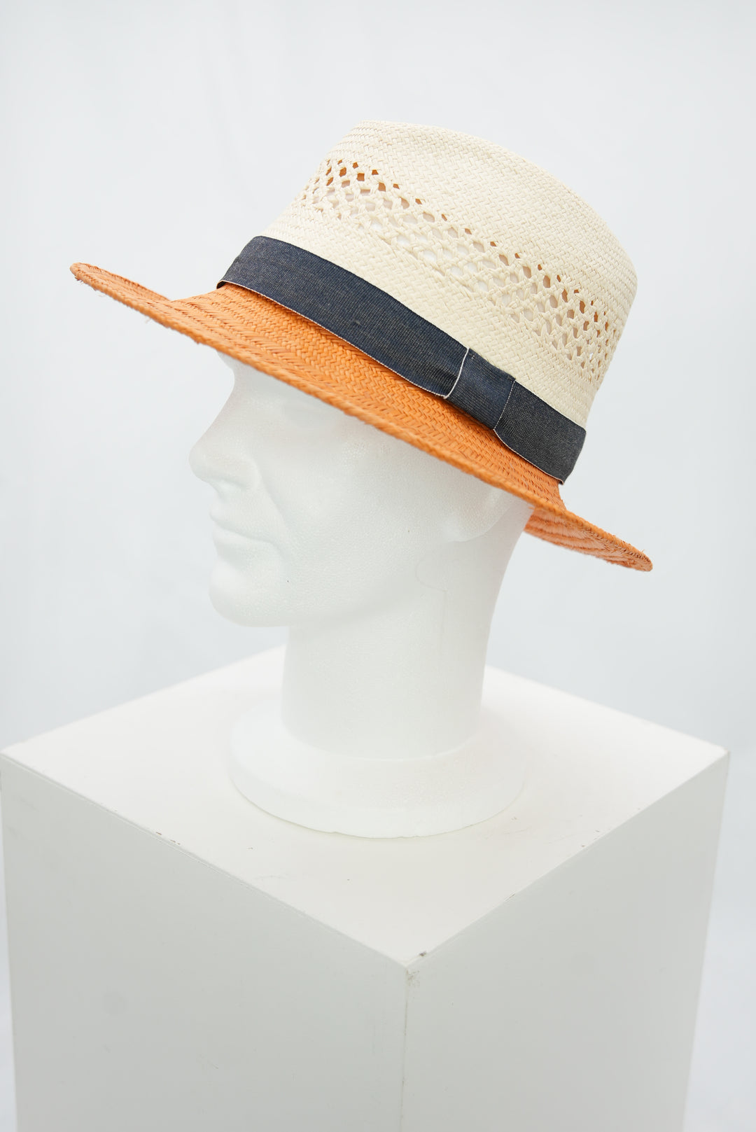 Strohhut mit orangener Krempe und Jeansband