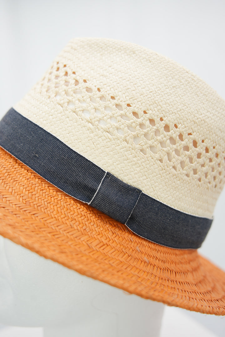 Strohhut mit orangener Krempe und Jeansband