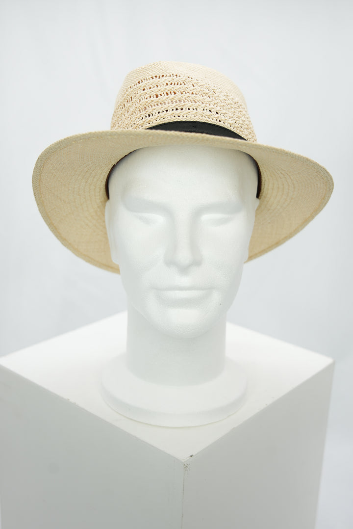 Panamahut mit Lochmuster und schwarzem Lederband