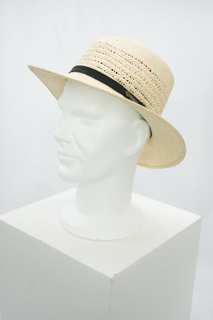 Panamahut mit Lochmuster und schwarzem Lederband