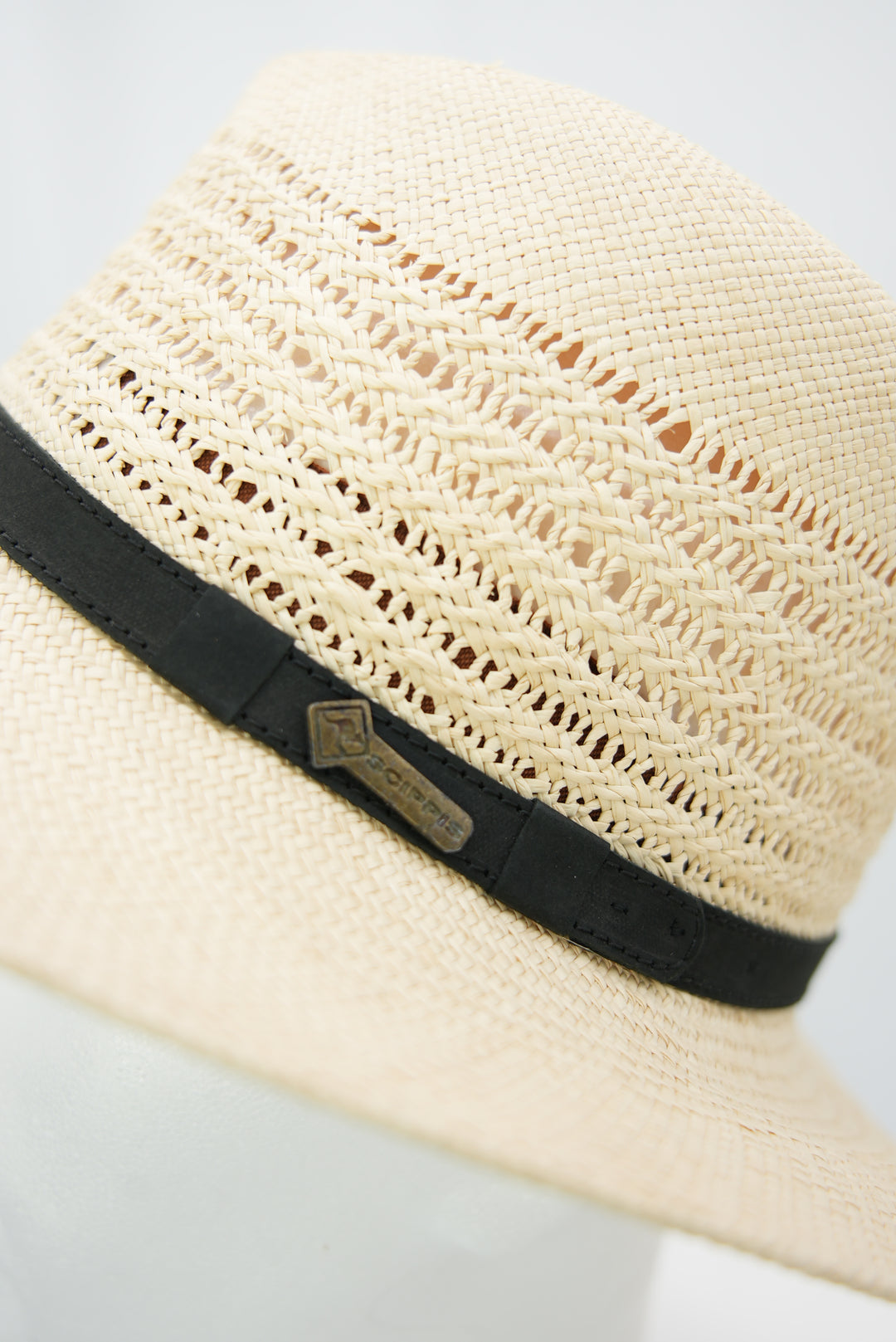 Panamahut mit Lochmuster und schwarzem Lederband