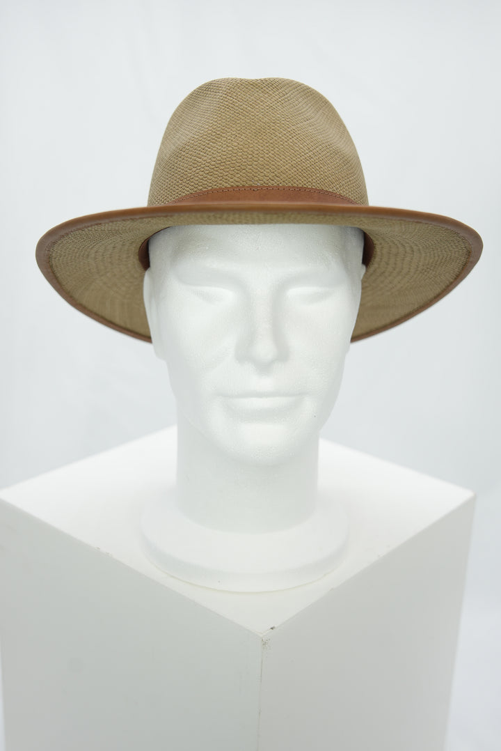 Panamahut grün mit braunem Lederband