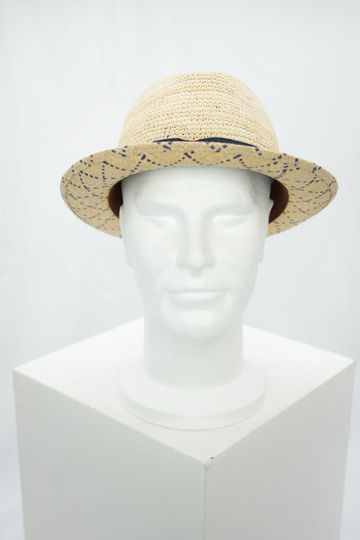 Panamahut mit lila Muster an der Krempe und Jeansband