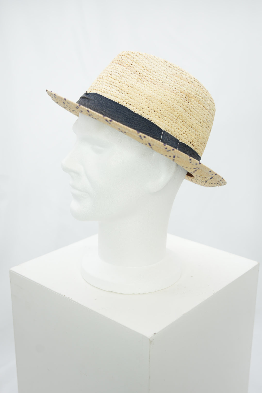 Panamahut mit lila Muster an der Krempe und Jeansband