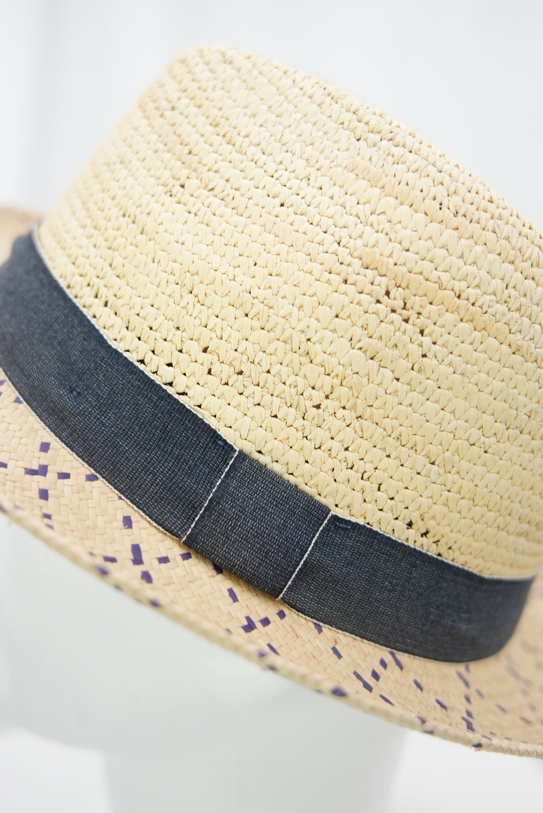 Panamahut mit lila Muster an der Krempe und Jeansband