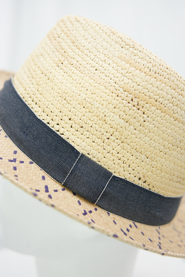 Panamahut mit lila Muster an der Krempe und Jeansband