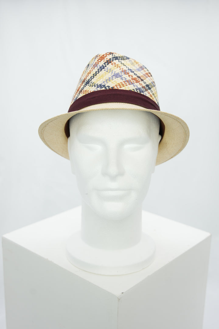 Panamahut mit gemusterter Hutkrone und dunkelrotem Band
