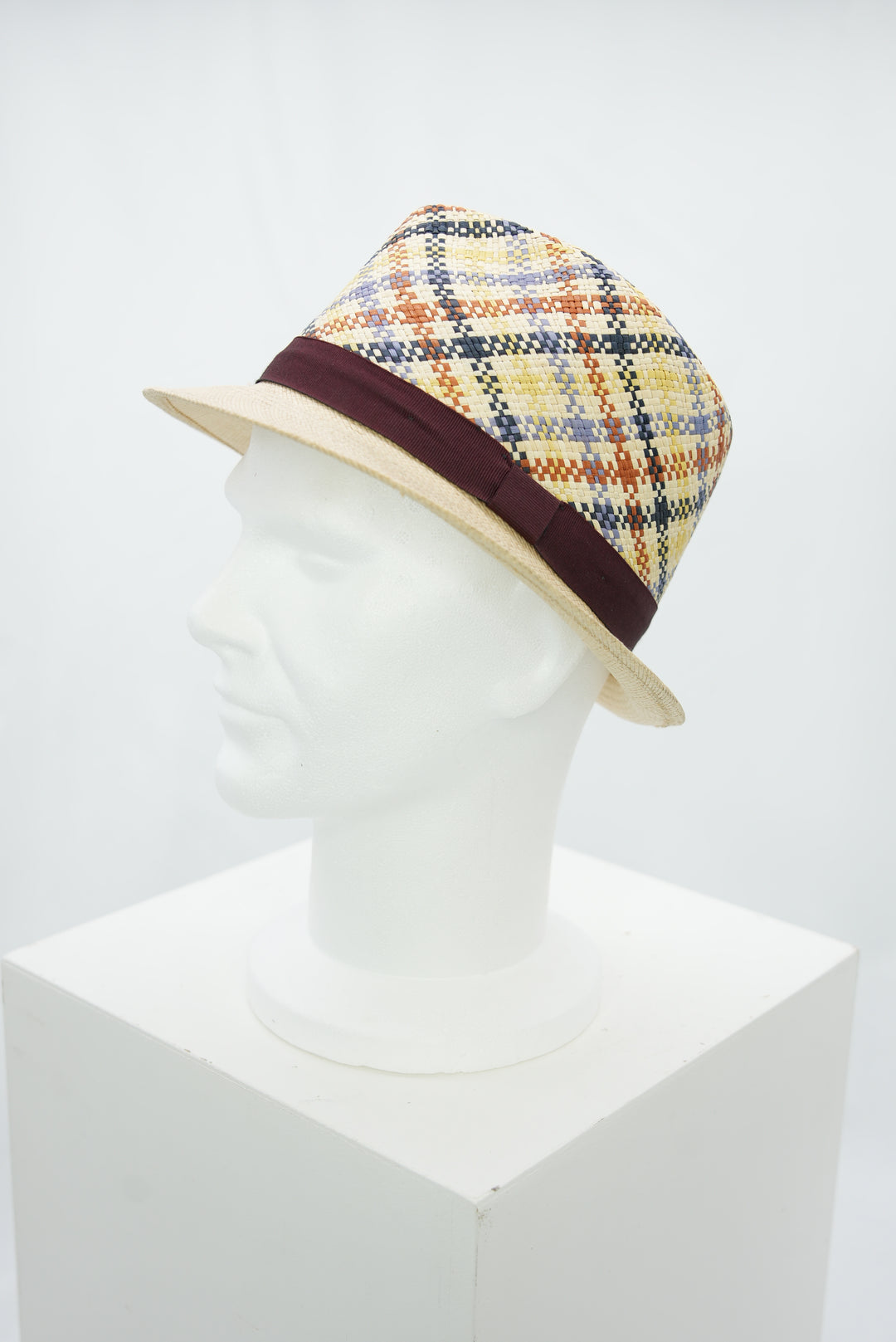 Panamahut mit gemusterter Hutkrone und dunkelrotem Band