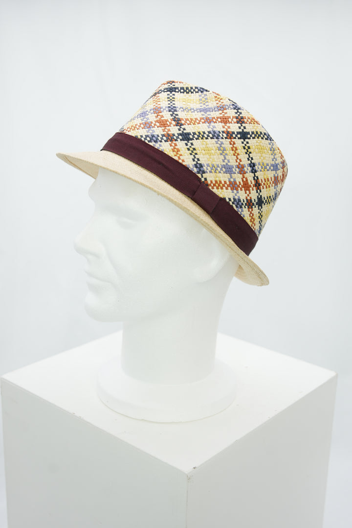Panamahut mit gemusterter Hutkrone und dunkelrotem Band