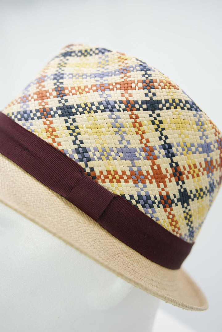Panamahut mit gemusterter Hutkrone und dunkelrotem Band