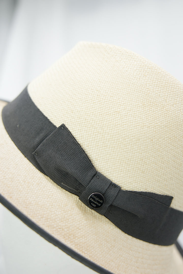 Panamahut mit grauer Schleife