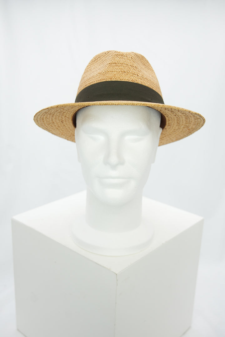 Panamahut mit Khaki-farbigen Band